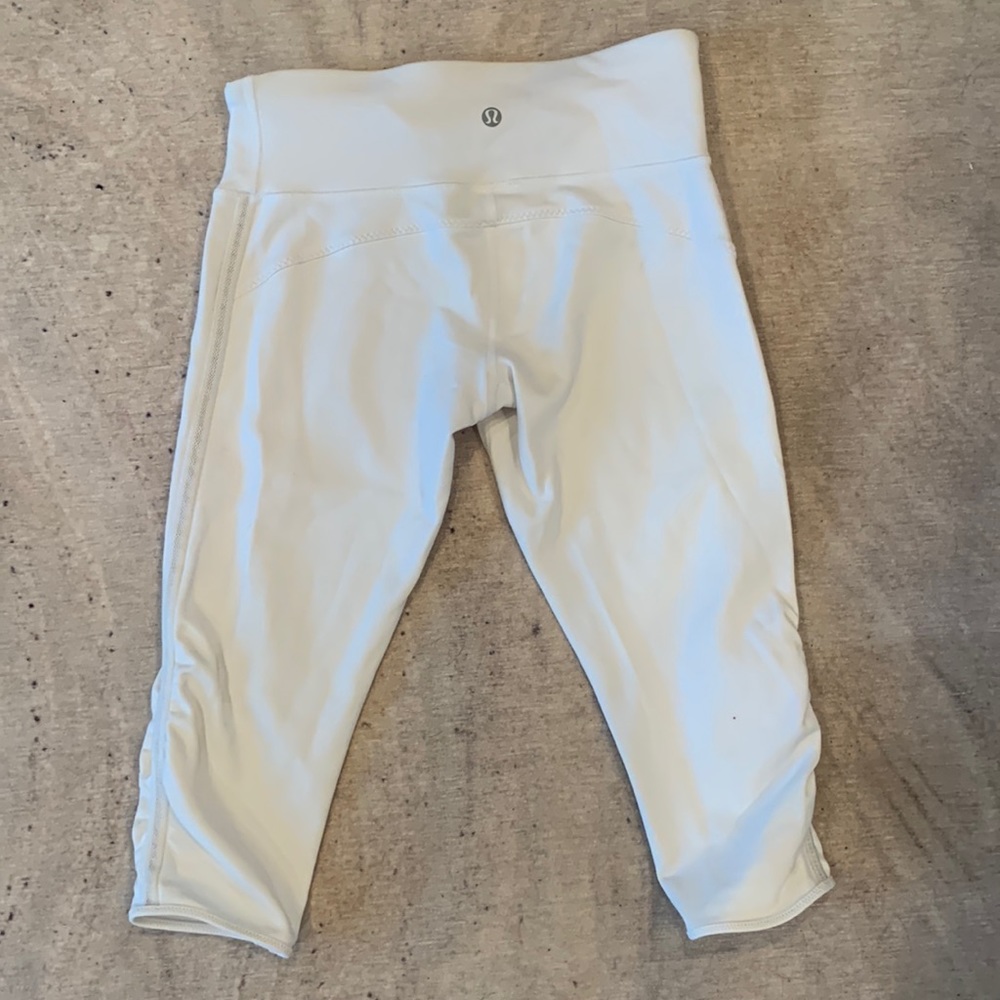 Lululemon white 17” Capri leggings!! Size 0